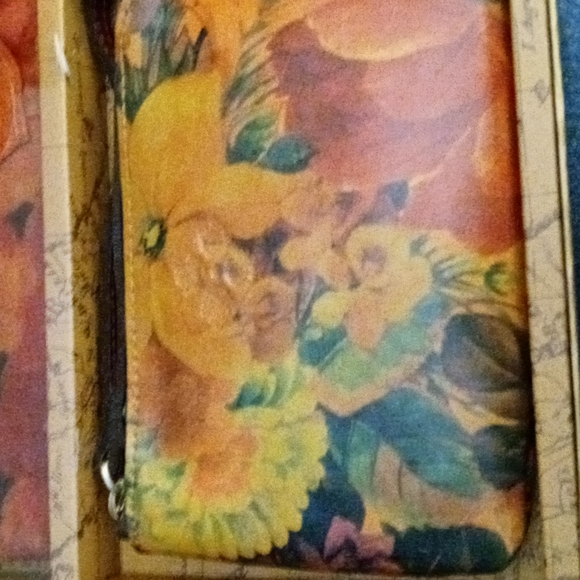 New two Pieces Set Wristlet. - Picture 3 of 6